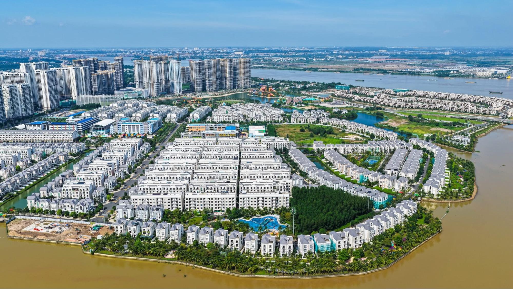 Giá biệt thự, liền kề của thị trường TP.HCM diễn biến "lạ" - Ảnh 2.