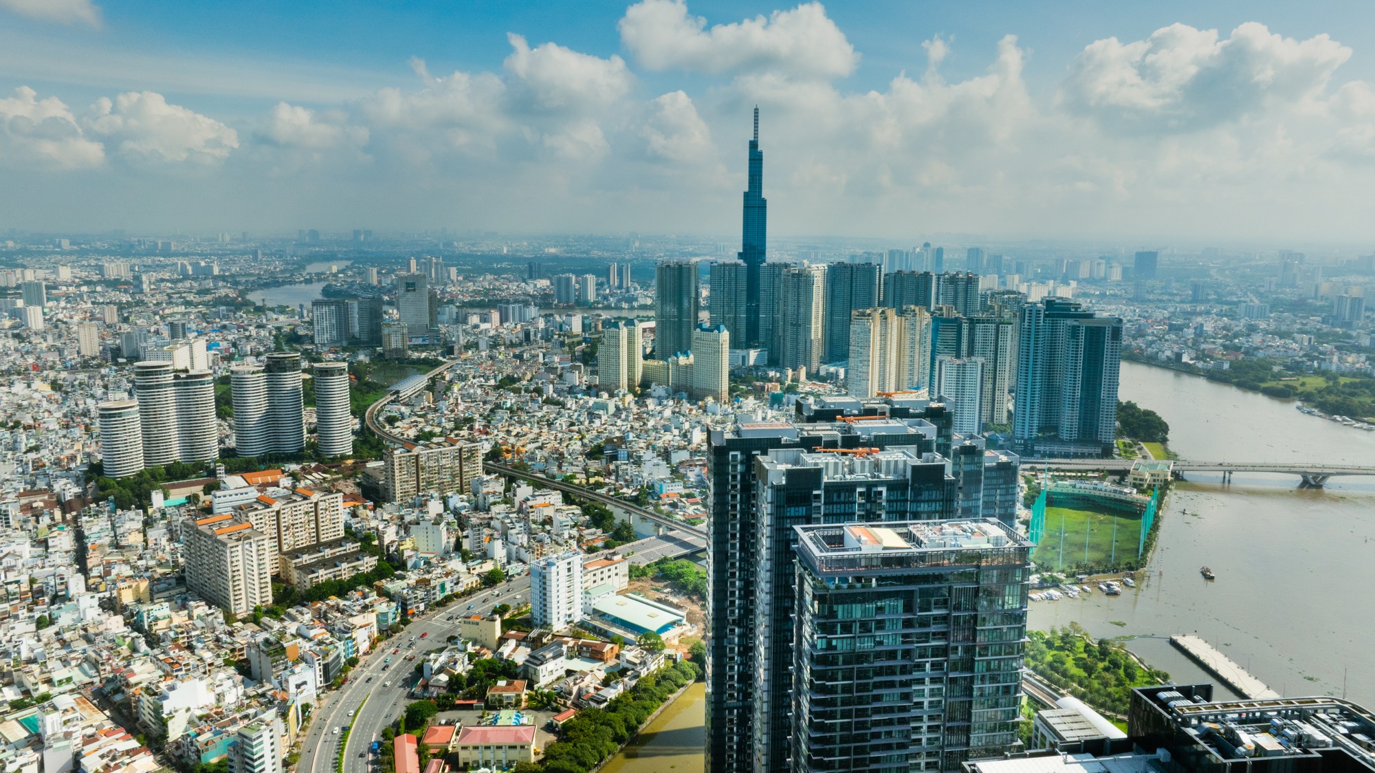 Giá biệt thự, liền kề của thị trường TP.HCM diễn biến "lạ" - Ảnh 1.